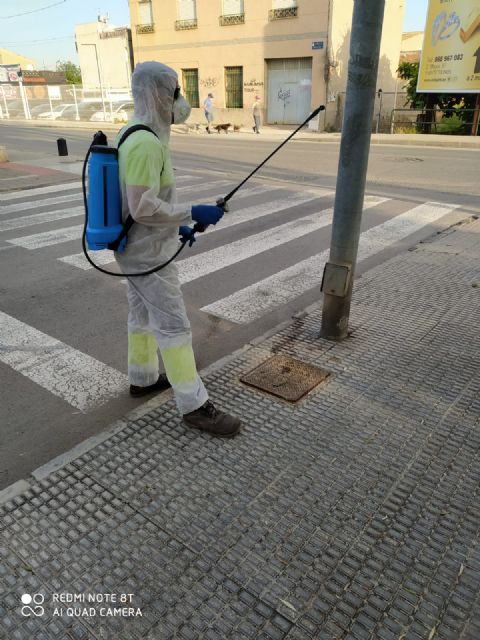 El Ayuntamiento continúa hoy con las labores de limpieza y desinfección de los soportes de farolas en El Palmar, Puente Tocinos, La Alberca y Sangonera la Verde