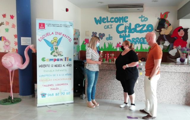 Paqui Pérez visita los centros de conciliación para conocer en primera persona la atención que se ofrece a los menores durante el verano