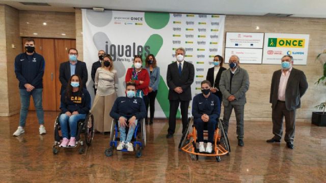 La ONCE entrega 3 sillas de ruedas adaptadas al club deportivo UCAM Murcia BSR