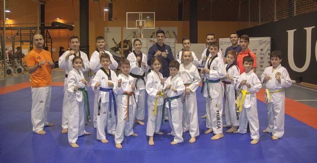 Joel González, deportista y estudiante de la UCAM, impartió una Masterclass de taekwondo