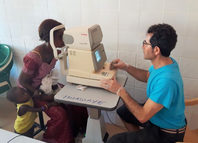 La Facultad de Óptica y Optometría de la UMU y Azul en Acción llevan a Senegal gafas montadas en la Universidad de Murcia