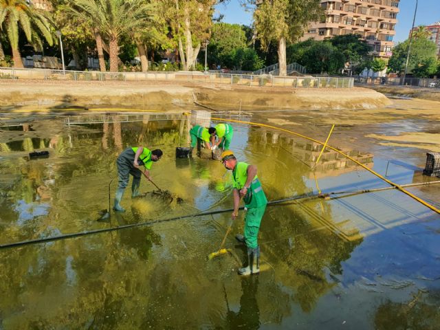 Finalizados los trabajos de vaciado, limpieza y desinfección del lago del jardín del Salitre