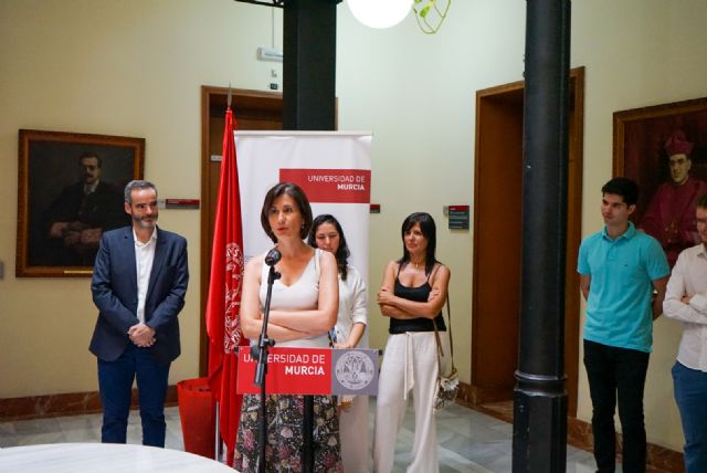 El rector de la UMU recibe a los estudiantes de Secundaria de la Región de Murcia premiados en la XI Olimpiada Española de Economía