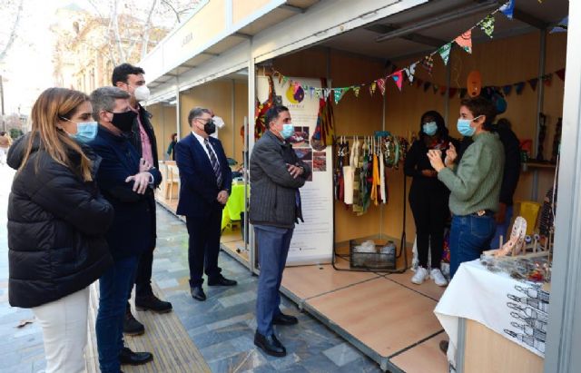 Cerca de una treintena de empresas murcianas exhiben sus proyectos sostenibles y productos ecológicos en Alfonso X
