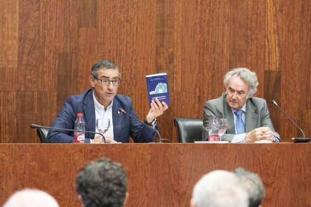 Ángel Martínez Martínez presenta en la UMU su libro 'La Región de Murcia y su peso en el total nacional'