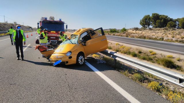 Bomberos rescatan y sanitarios atienden y trasladan al hospital a una conductora accidentada en la vía rápida RM-15, en Murcia