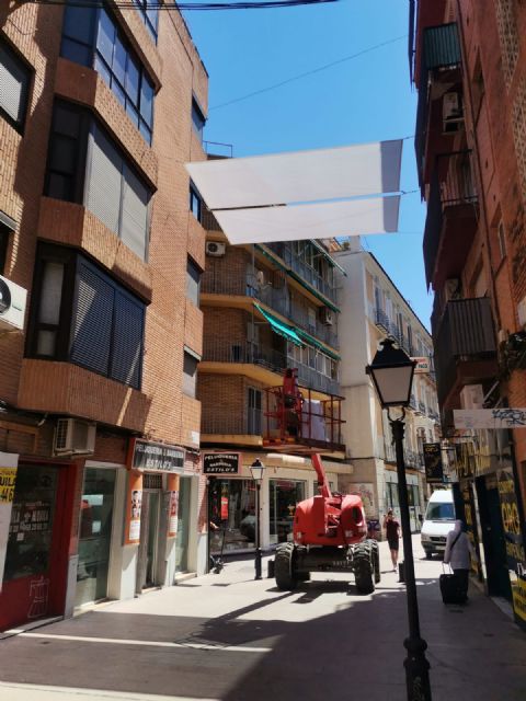 El Ayuntamiento instala toldos de sombraje en la calle del Pilar de Murcia
