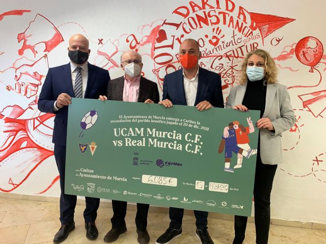 Ayuntamiento, Real Murcia y UCAM entregan a Cáritas la cantidad recaudada en el partido benéfico de Navidad