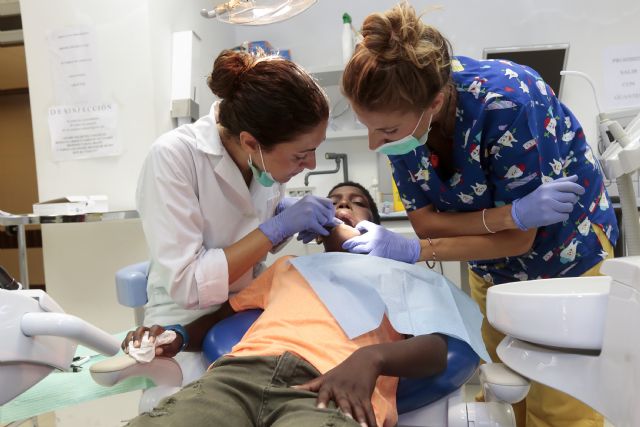 Los niños saharauis acogidos en familias murcianas acuden a hacerse revisiones a la clínica odontológica de la UMU