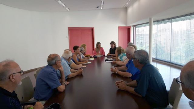 La edil Paqui Pérez mantiene un primer encuentro con la Federación de Centros de Mayores para abordar los principales retos en el arranque del mandato