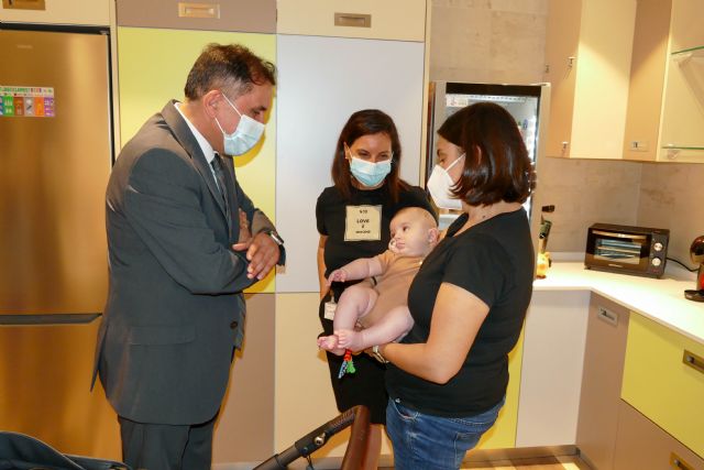 El Alcalde Serrano visita la Sala Familiar Ronald McDonald en el Hospital Clínico Universitario Virgen de la Arrixaca