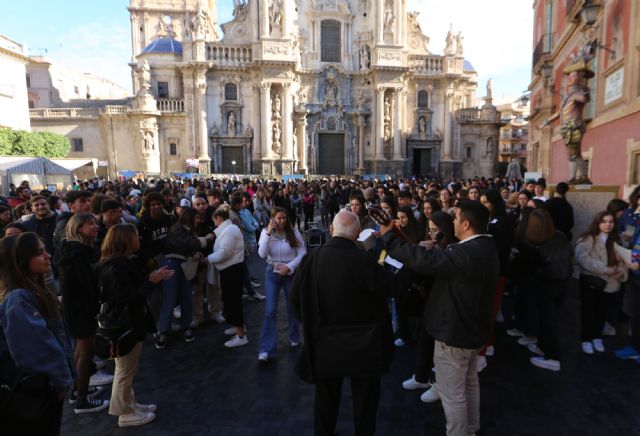 Más de mil estudiantes de la UCAM felicitan la navidad por las calles de Murcia