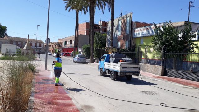 El Ayuntamiento lleva a cabo estrictas tareas de limpieza y desinfección en el entorno del local Magna Garden de Murcia