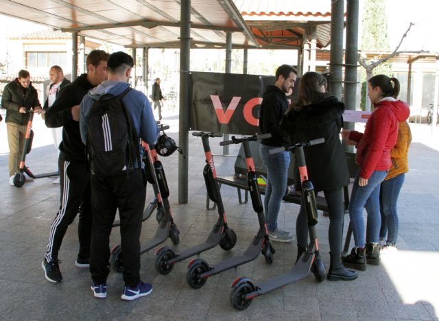 La UCAM, pionera en ofrecer un sistema de movilidad sostenible a través de los patinetes eléctricos VOI