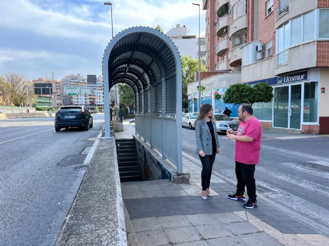 Fomento sustituye la cubierta de acceso al túnel peatonal que comunica los barrios de San Antón y San Basilio