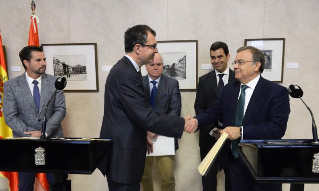 Ballesta y Valverde firman el convenio por el que mañana el Búho Bus conectará 38 pedanías con el centro de Murcia