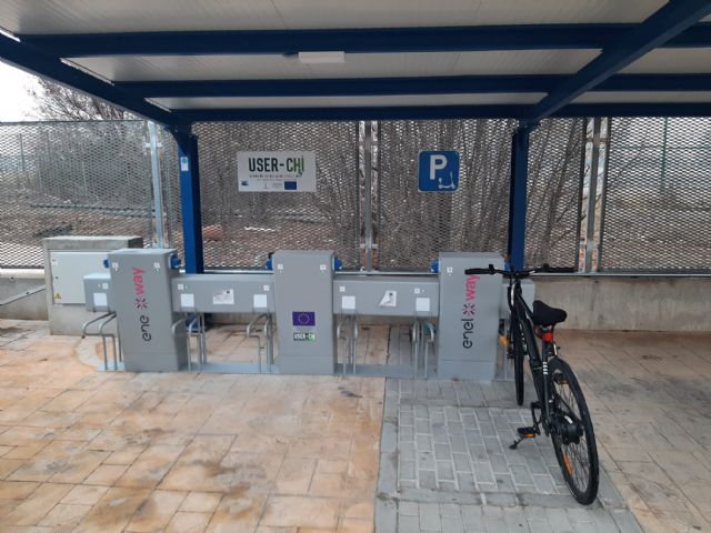 El Ayuntamiento instala un nuevo cargador de patinetes y bicicletas eléctricas en la comisaría de Policía Local de La Alberca