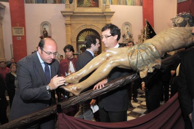 Pedro Antonio Sánchez participa en el besapié a la imagen del Santísimo Cristo del Perdón