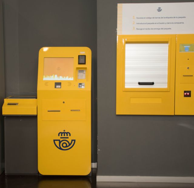 Correos instala una 'máquina autoservicio' para el depósito de paquetes en la oficina principal de Murcia