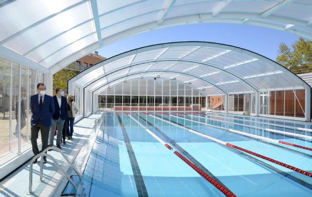 Concluye la instalación de la nueva cubierta de la piscina de Espinardo