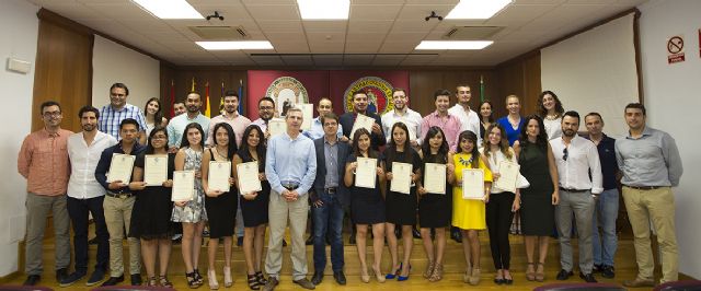 La UCAM entrega los diplomas a los alumnos del título en Comunicación Política