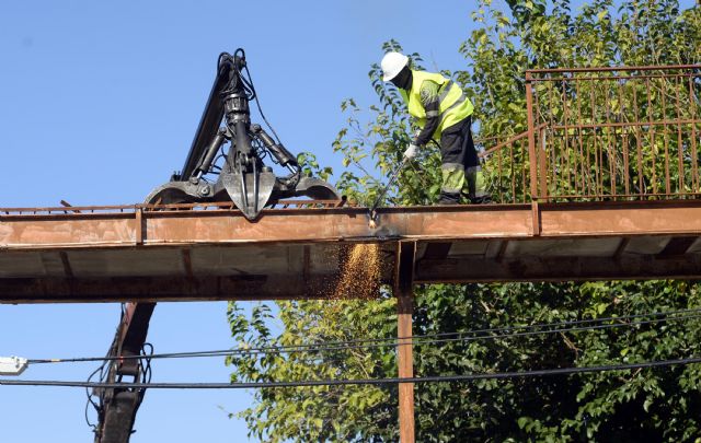 Avanza la construcción de la Senda Verde con la demolición de la pasarela de San José de la Vega