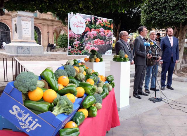 Fecoam y Coag engalanan la ciudad de Murcia con productos de la huerta durante las Fiestas de Primavera