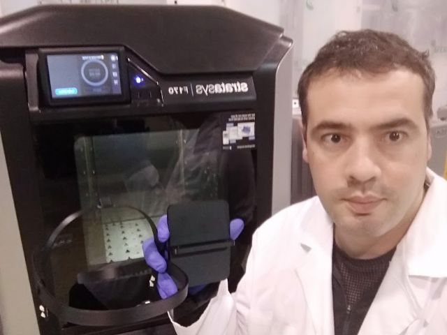 La Universidad de Murcia entrega al SMS viseras de protección facial fabricadas con impresoras 3D