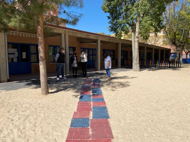 La Escuela Infantil de Santiago el Mayor mejora su acceso por el patio para facilitar la entrada al centro de los usuarios