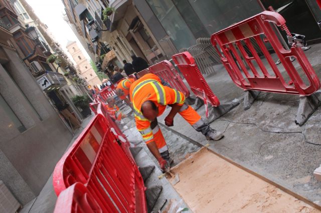 Continúan las obras de instalación del pavimento táctil en la calle Trapería para garantizar la accesibilidad y seguridad de las personas invidentes