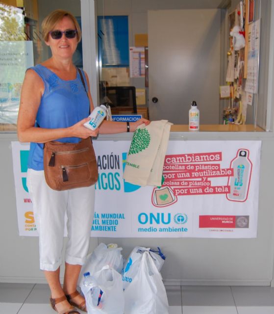 La campaña 'Sin Contaminación Por Plásticos' logra reunir cerca de 6000 botellas y 9000 bolsas desechables en la UMU