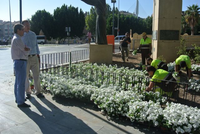 Murcia se engalana con 50.000 flores de temporada