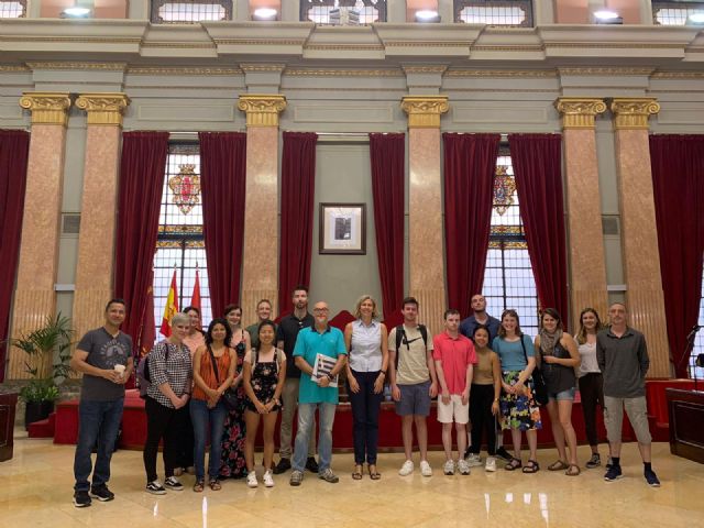 El Ayuntamiento recibe a los alumnos internacionales del Instituto Hispánico en su Salón de Plenos