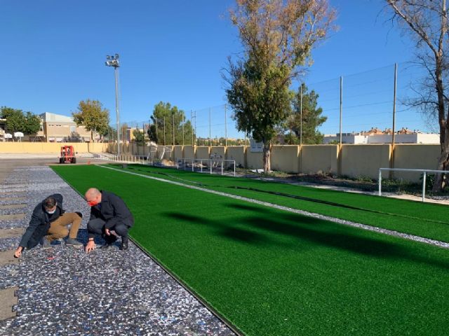 Comienzan a instalar el nuevo césped del campo de fútbol de Churra
