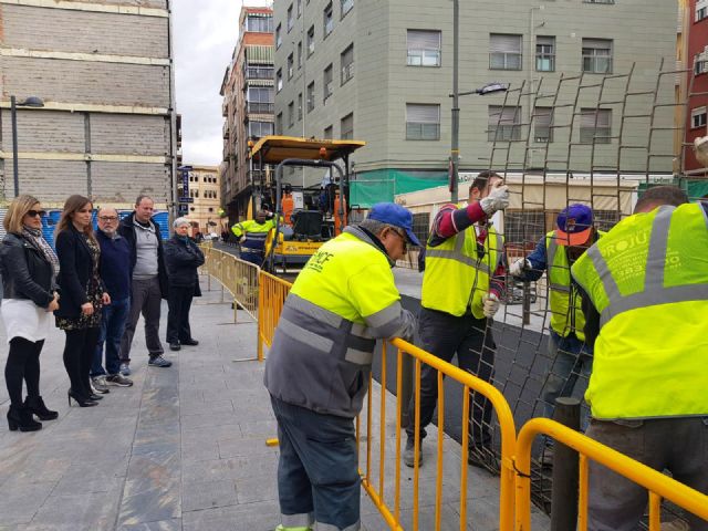Infraestructuras renueva el pavimento de la calle San José de Murcia para mejorar la accesibilidad al centro de salud