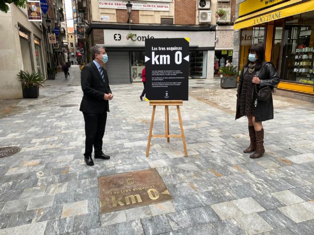 Una placa de bronce en la plaza Esteve Mora señala el kilómetro 0 de la Región