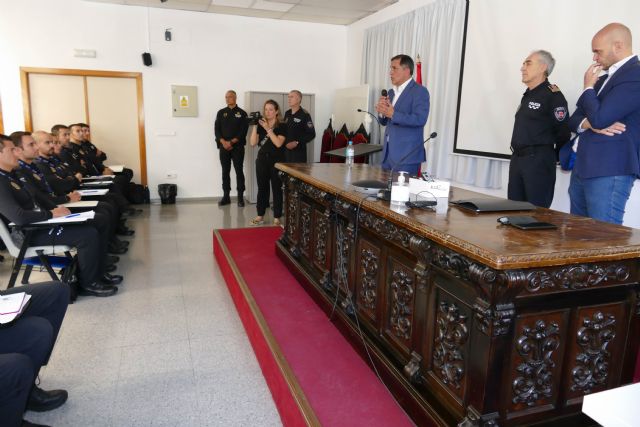 Serrano visita la Academia de la Policía Local de Murcia
