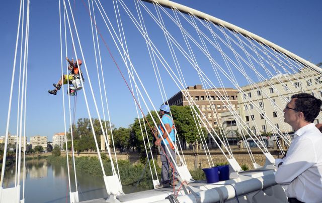 El Ayuntamiento despliega un plan de limpieza integral de los nueve puentes del Río Segura para que luzcan una mejor imagen