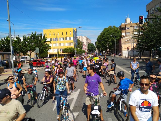 Alrededor de 400 personas participaron en la bicifestación organizada por Murcia en Bici durante su XIII semana de la bici