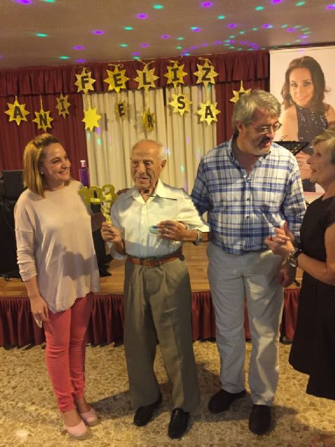 Familia reconoce el 'envejecimiento activo' de un mayor de 103 años de Murcia