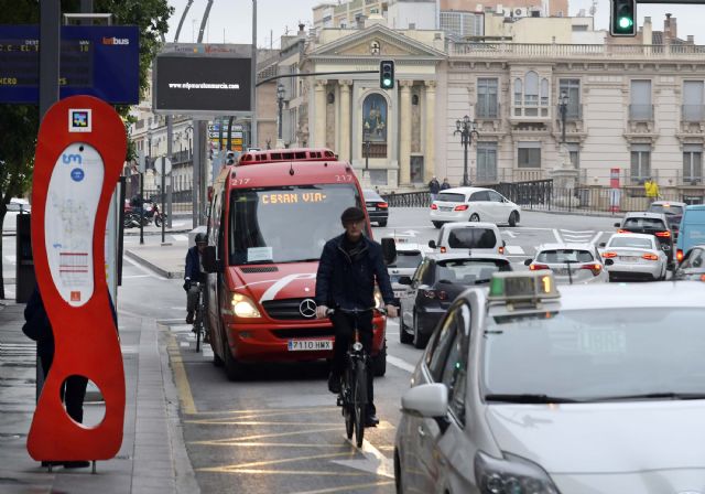 El transporte público urbano registró ayer cerca de 29.000 viajeros más con respecto al pasado viernes