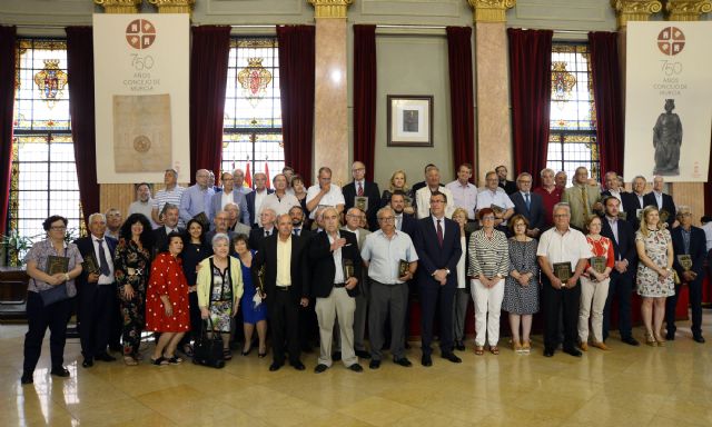 Homenaje a 50 empleados municipales que se jubilan tras toda una vida dedicada al servicio público