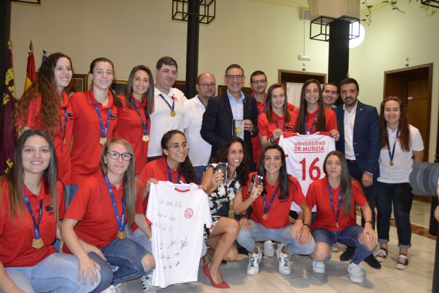 Acto de reconocimiento al equipo de fútbol sala femenino de la UMU por su triunfo en el Campeonato Europeo Universitario