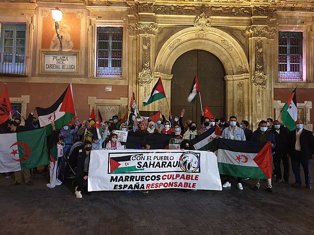 El pueblo saharaui y Frente Obrero se concentran en la Plaza de la Catedral
