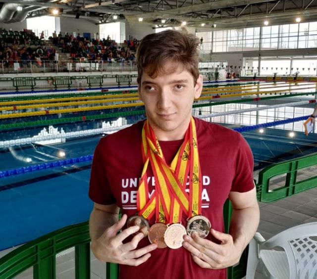 Eduardo Sánchez, alumno de Filología Clásica de la UMU, gana cuatro medallas en el campeonato universitario de natación