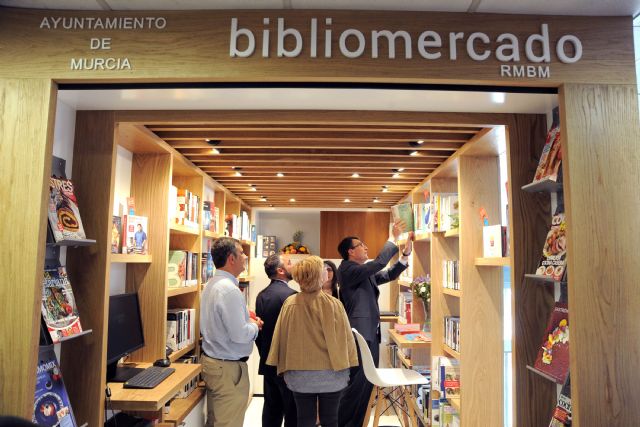 El primer Bibliomercado llega a la plaza de Saavedra Fajardo con libros temáticos sobre gastronomía y nutrición