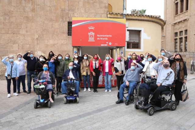 Murcia conmemora el Día nacional del Daño Cerebral Adquirido con la iluminación de color azul de sus edificios emblemáticos