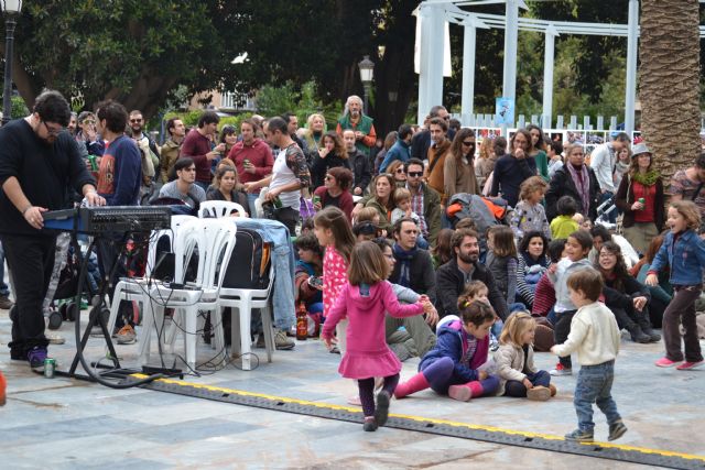 El festival alSur reúne a cientos de personas en el Floridablanca con un concierto de Bosco, una exposición de fotografía y talleres
