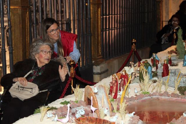 Fundación FADE acerca a los mayores de la residencia San Basilio a los belenes de Murcia