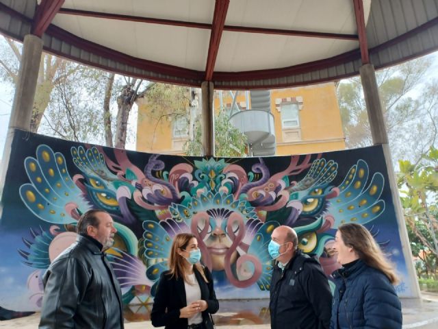 La danesa Fryda Vium firma el nuevo mural de 32 metros cuadrados que ya luce en el anfiteatro del Cuartel de Artillería